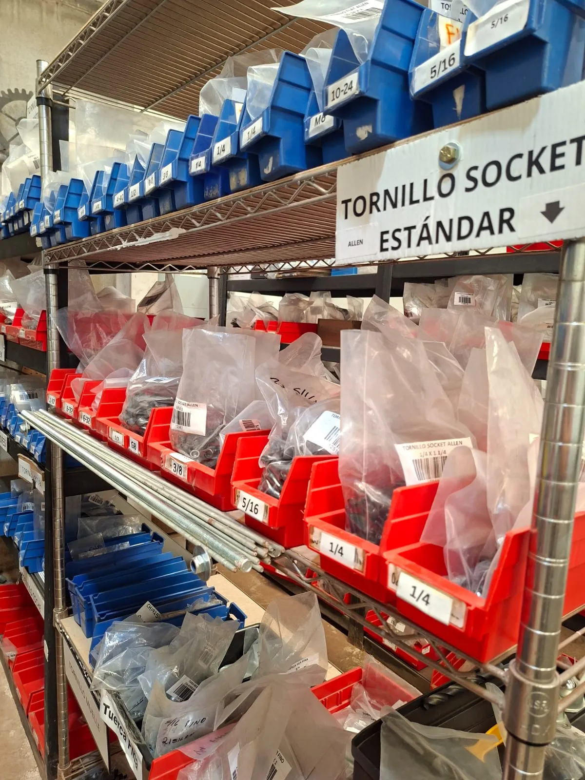 Racks con variedad de tornillos y fijación